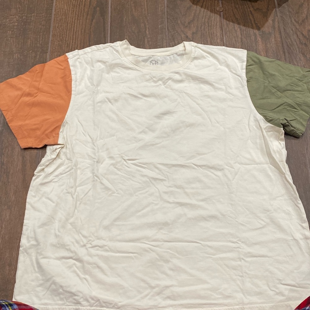 Lose t shirt white with different color sleeves